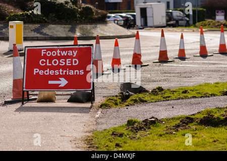 Zeichen Regie Fußgänger weg von einem geschlossenen Pfad Stockfoto