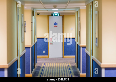 Flur in einem Hotel mit Blick nach unten auf einer Feuertreppe. Stockfoto