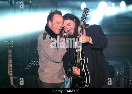 Paul Josef Olsson (L), US-Sängerin des Alan Parsons Live Project und Gitarristin Alastair Greene führen Sie auf der Bühne während eines Konzerts der Greatest Hits Tour 2013 in Laeiszhalle in Hamburg, Deutschland, 15. März 2013. Foto: Revierfoto Stockfoto