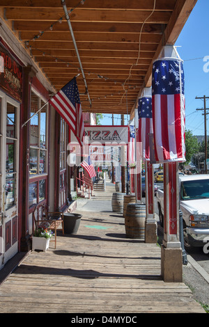 Amerikanische Flagge und Farben an einem Gebäude in Virginia City, Nevada, USA Stockfoto