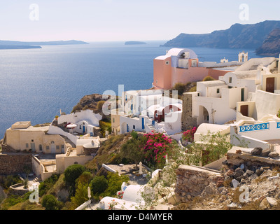 Typische Gebäude in Santorini mit dem Mittelmeer im Hintergrund. Das Bild wurde an einem sonnigen Tag aufgenommen. Stockfoto