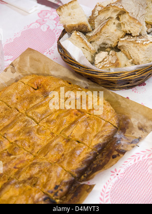 Galizischen Kuchen und Brot auf eine Tischdecke Stockfoto