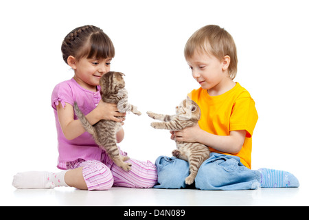 Niedliche Kinder spielen mit Kätzchen. Isoliert auf weißem Hintergrund Stockfoto