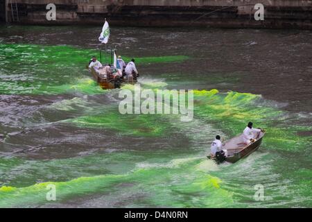 Chicago, Illinois, USA, 16. März 2013. Mitglieder der Union lokalen Klempner 130 hinzufügen Pflanzenfarbe den Chicago River für St. Patricks Day. Die Farbe ist Orange bis es mischt sich mit Wasser und ursprünglich verwendet wurde, um Abwasser Lecks aus den umliegenden Gebäuden zu verfolgen. Bildnachweis: Todd Bannor / Alamy Live News Stockfoto