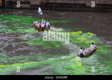 Chicago, Illinois, USA, 16. März 2013. Mitglieder der Union lokalen Klempner 130 hinzufügen Pflanzenfarbe den Chicago River für St. Patricks Day. Die Farbe ist Orange bis es mischt sich mit Wasser und ursprünglich verwendet wurde, um Abwasser Lecks aus den umliegenden Gebäuden zu verfolgen. Bildnachweis: Todd Bannor / Alamy Live News Stockfoto