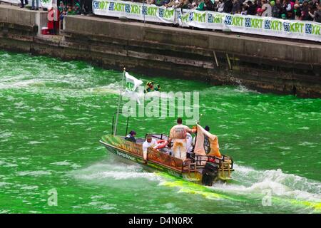 Chicago, Illinois, USA, 16. März 2013. Mitglieder der Union lokalen Klempner 130 hinzufügen Pflanzenfarbe den Chicago River für St. Patricks Day. Die Farbe ist Orange bis es mischt sich mit Wasser und ursprünglich verwendet wurde, um Abwasser Lecks aus den umliegenden Gebäuden zu verfolgen. Bildnachweis: Todd Bannor / Alamy Live News Stockfoto