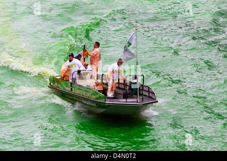 Chicago, Illinois, USA, 16. März 2013. Mitglieder der Union lokalen Klempner 130 hinzufügen Pflanzenfarbe den Chicago River für St. Patricks Day. Die Farbe ist Orange bis es mischt sich mit Wasser und ursprünglich verwendet wurde, um Abwasser Lecks aus den umliegenden Gebäuden zu verfolgen. Bildnachweis: Todd Bannor / Alamy Live News Stockfoto