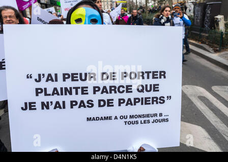 Paris, Frankreich, die Protestaktion von N. G. O gegen das Anti-ProRestitution-Gesetz, das passive Einwerbung von Klienten verbietet, Slogans für soziale Gerechtigkeit, Migranten ohne Dokumente, Rechte von Einwanderern, friedliches Protestzeichen, Protest unterstützt Einwanderungsrechte Stockfoto