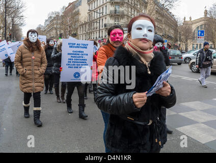 Paris, Frankreich, Französisch N.G. O protestiert gegen das Anti-ProRestitution-Gesetz, das passive Einwerbung von Klienten, Migranten ohne Dokumente, Sans Papiers, Protestierenden für multirassische Menschenrechte, Protest unterstützt Einwanderungsrechte, undokumentierte Menschen verbietet Stockfoto