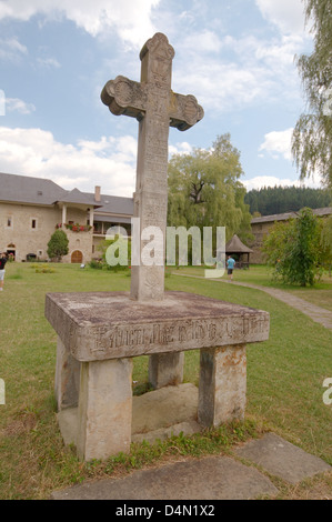 Steinkreuz gesetzt vor dem Kloster Sucevita (Mănăstirea Suceviţa), Suceava, Bukowina, Rumänien Stockfoto