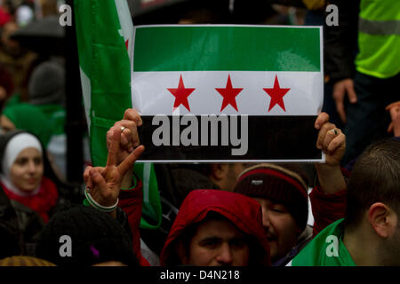 16. März 2013. London UK. Demonstranten mit Fahnen der freien syrischen Armee marschieren in London zum 2. Jahrestag seit dem Start der syrischen Aufstand gegen Präsident Assad in Syrien Stockfoto