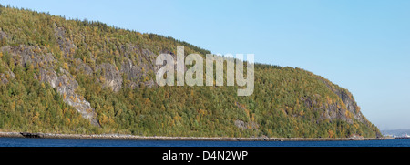 Panoramablick über die Hügel gegenüber dem Hafen von Murmansk. Kola-Bucht. Stockfoto