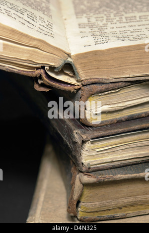 Detail-Studio-Fotografie zeigt einen Stapel von historischen Büchern Stockfoto