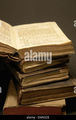 Detail-Studio-Fotografie zeigt einen Stapel von historischen Büchern Stockfoto