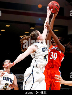 16. März 2013 - Katy, Texas, Vereinigte Staaten von Amerika - 16. März 2013: Oral Roberts Zentrum Sarah Shelton #42 Blöcke ein Schuss von Sam Houston State weiterleiten Sequeena Thomas #30 während der Southland Conference Basketball Turnier Meisterschaftsspiel zwischen Sam Houston State und Oral Roberts-Universität aus dem Leonard E. Merrell Center in Katy, TX. Oral Roberts gewann, 72-66. Stockfoto