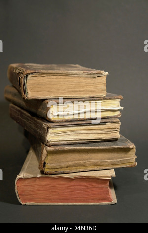 Detail-Studio-Fotografie zeigt einen Stapel von historischen Büchern Stockfoto