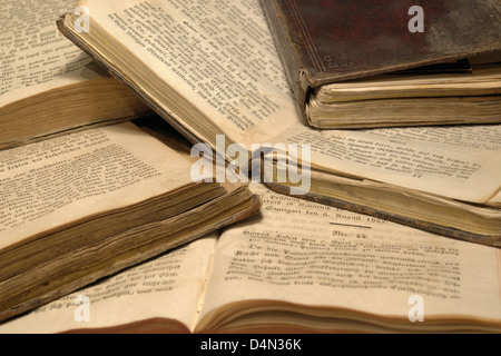 Detail-Studio-Fotografie zeigt einen Stapel von historischen Büchern Stockfoto