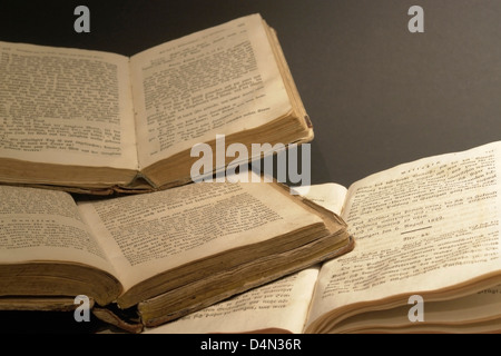 Detail-Studio-Fotografie zeigt einen Stapel von historischen Büchern Stockfoto