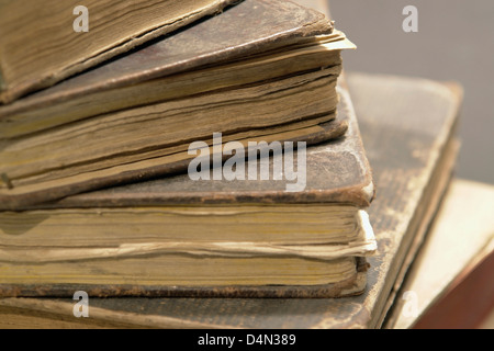 Detail-Studio-Fotografie zeigt einen Stapel von historischen Büchern Stockfoto