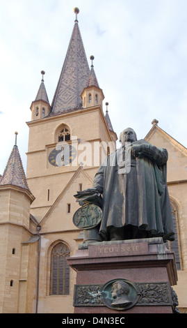 Das Denkmal Georg Daniel Teutsch in der Nähe von lutherische Kathedrale der Heiligen Maria Stockfoto