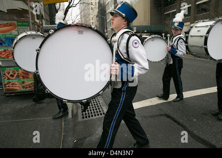 16. März 2013, New York, NY, USA: Hunderttausende von Menschen versammeln und März bis 5th Avenue in New York City, St Paticks Day zu feiern. Bürgermeister Bloomberg und Polizeichef Kelly führen den Marsch von von Midtown zu 79th Street. Stockfoto