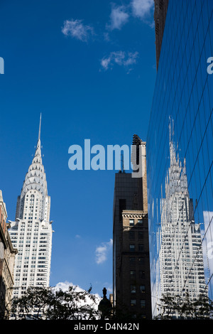 Das Chrysler Building spiegelt sich in dem Glas ein weiteres Gebäude in New York, USA Stockfoto