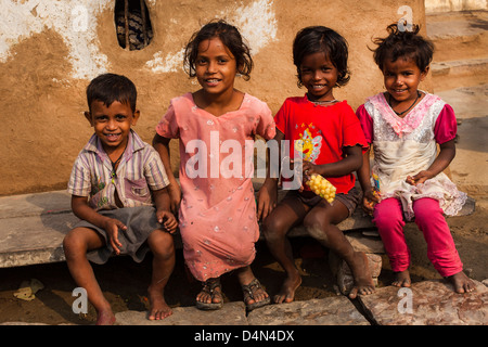 Gruppe von indischen Kindern, Varanasi, Indien Stockfoto