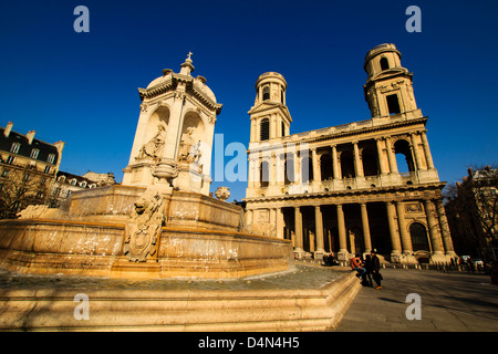 Saint Sulpice quadratisch mit der Brunnen und die Kathedrale, der Bühne Platz von "The Da Vinci Code" von Dan Brown, Paris, Frankreich Stockfoto