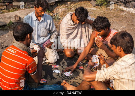 Indische Arbeiter spielen ein Kartenspiel, Uttar Pradesh, Indien Stockfoto