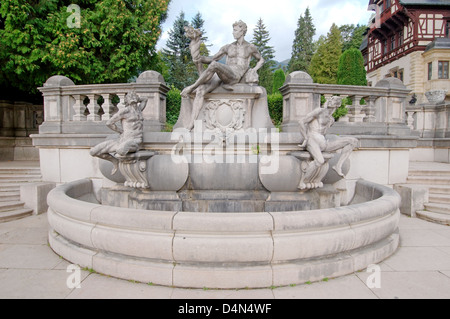 Brunnen vor dem Schloss Peles (Castelul Peles), Siebenbürgen, Rumänien, Europa Stockfoto