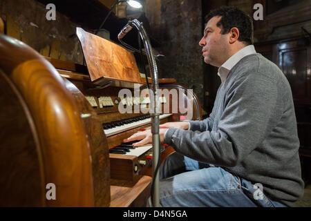 Rom. Italien. 16. März 2013. Organist spielt, im Chor von Santa Maria in Via Kirche, während die Abendmesse am Samstag. Stockfoto