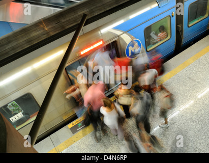 U-Bahn-Zug in Ipanema U-Bahn-Station eingeben Stockfoto