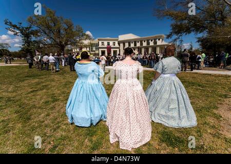 16. März 2013 - Biloxi, Mississippi, Vereinigte Staaten - drei Frauen in der Periode Kostüm Uhr als die Söhne der verbündeten Veterane Kundgebung anlässlich des 150-jährigen Jubiläums des Bürgerkrieges und und das Engagement von Jefferson Davis Presidential Library in Beauvoir, Davis nach dem Krieg nach Hause. Die Bibliothek ursprünglich 1998 eröffnete aber war so schwer beschädigt, durch den Hurrikan Katrina es musste wieder aufgebaut werden. (Kredit-Bild: © Brian Cahn/ZUMAPRESS.com) Stockfoto