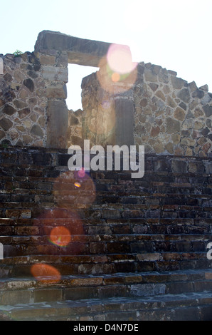 Morgensonne Fackeln um eine Tür in die dachlose Palacio Komplex am Monte Alban, Oaxaca, Mexiko. Stockfoto