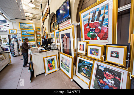 Gullah Kunstgalerie an der historischen Charleston City Market an der Market Street in Charleston, SC. Stockfoto