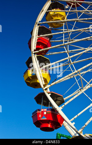 Helle, glänzende Gondeln hängen vom Riesenrad im kalifornischen Santa Monica Pier. Stockfoto