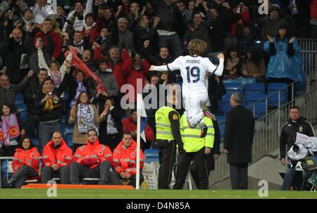 16.03.2013. Madrid, Spanien.  Real Madrid in der Luka Modric feiert nach dem Tor sein Team Vierter in der spanischen Primera Division-Fußballspiel zwischen Real Madrid und RCD Mallorca im Santiago Bernabeu Stadion in Madrid, Spanien, 16. März 2013. Stockfoto