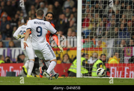 16.03.2013. Madrid, Spanien.  Real Madrids Karim Benzema schießt sein Team fünften Tor während der spanischen Primera Division-Fußballspiel zwischen Real Madrid und RCD Mallorca im Santiago Bernabeu Stockfoto