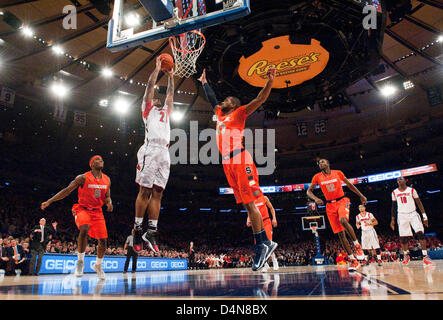 16. März 2013 - New York, New York, USA - 16. März 2013: Louisville Vorwärts Chane Behanan (21) Dunks in der ersten Hälfte als Louisville besiegt Syrakus 78-61 für die Big East Championship im Madison Square Garden in New York City. Stockfoto