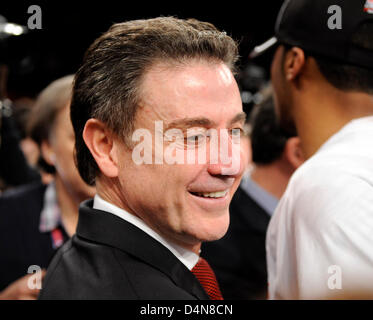 16. März 2013 - New York, New York, USA - 16. März 2013: Louisville Cheftrainer Rick Pitino ist alles Lächeln nach dem Sieg über Syrakus 78-61 für die Big East Championship im Madison Square Garden in New York City. Stockfoto