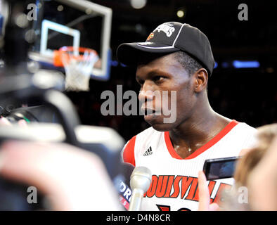 17. März 2013 - New York, New York, USA - 16. März 2013: Louisville Zentrum Gorgui Dieng (10) Gespräche mit der Presse nach Louisville Syrakus 78-61 für die Big East Championship im Madison Square Garden in New York City besiegt. Stockfoto