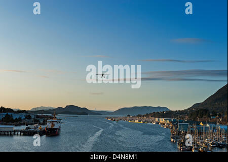 Sitka, Alaska 16. März 2013 Hering Sac Roe Fischerei Spotter Wasserflugzeug für eine Landung in der Innenstadt von Kanal hereinkommen. Stockfoto