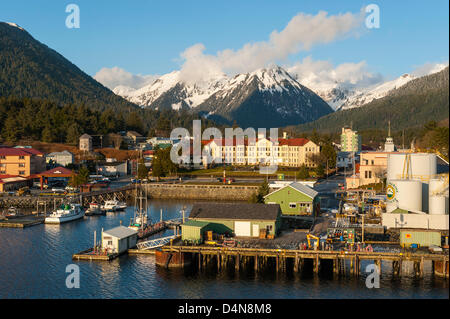 Sitka, Alaska 16. März 2013 Blick auf die Innenstadt und Schnee bedeckt Berge in einem Fischerdorf Alaska. Stockfoto