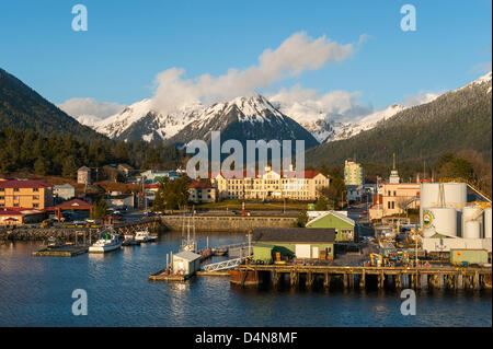 Sitka, Alaska 16. März 2013 Blick auf die Innenstadt und Schnee bedeckt Berge in einem Fischerdorf Alaska. Stockfoto