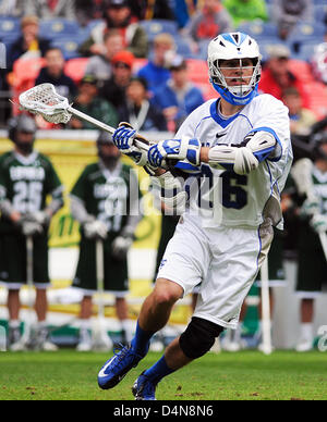 16. März 2013: Air Force, Christopher Allen (26), im Kampf gegen die Loyola Windhunde während der Whitman Sampler Mile High Classic, Sports Authority Field at Mile High, Denver, Colorado. Loyola besiegte Luftwaffe 13-7. Stockfoto