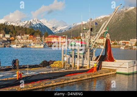 Sitka, Alaska 16. März 2013 seine Fischer Geldbörse Vorbereitung für kommende Heringsfischerei Sac Roe. Stockfoto