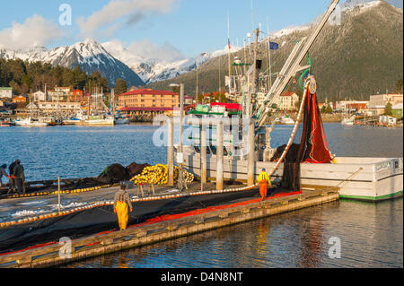 Sitka, Alaska 16. März 2013 seine Fischer Geldbörse Vorbereitung für kommende Heringsfischerei Sac Roe. Stockfoto