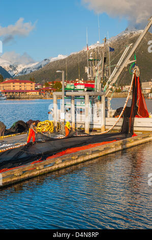 Sitka, Alaska 16. März 2013 seine Fischer Geldbörse Vorbereitung für kommende Heringsfischerei Sac Roe. Stockfoto