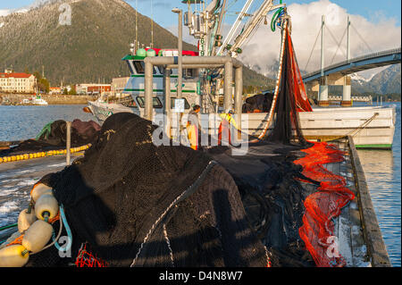 Sitka, Alaska 16. März 2013 seine Fischer Geldbörse Vorbereitung für kommende Heringsfischerei Sac Roe. Stockfoto