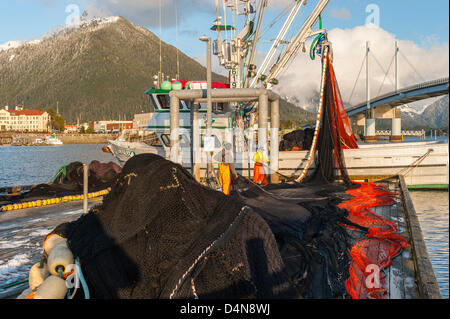 Sitka, Alaska 16. März 2013 seine Fischer Geldbörse Vorbereitung für kommende Heringsfischerei Sac Roe. Stockfoto